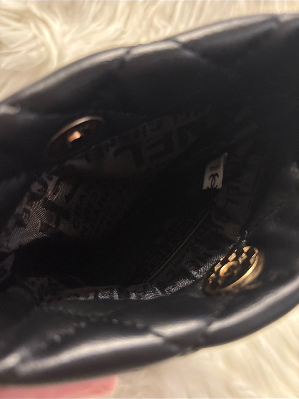 Chic Black Quilted Crossbody with Gold Chain Strap - Picture 4 of 8
